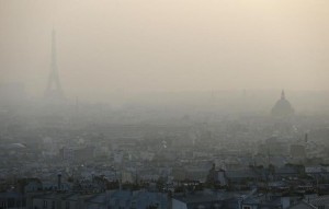 627811-la-tour-eiffel-masquee-par-un-nuage-de-pollution-le-11-mars-2014-a-paris
